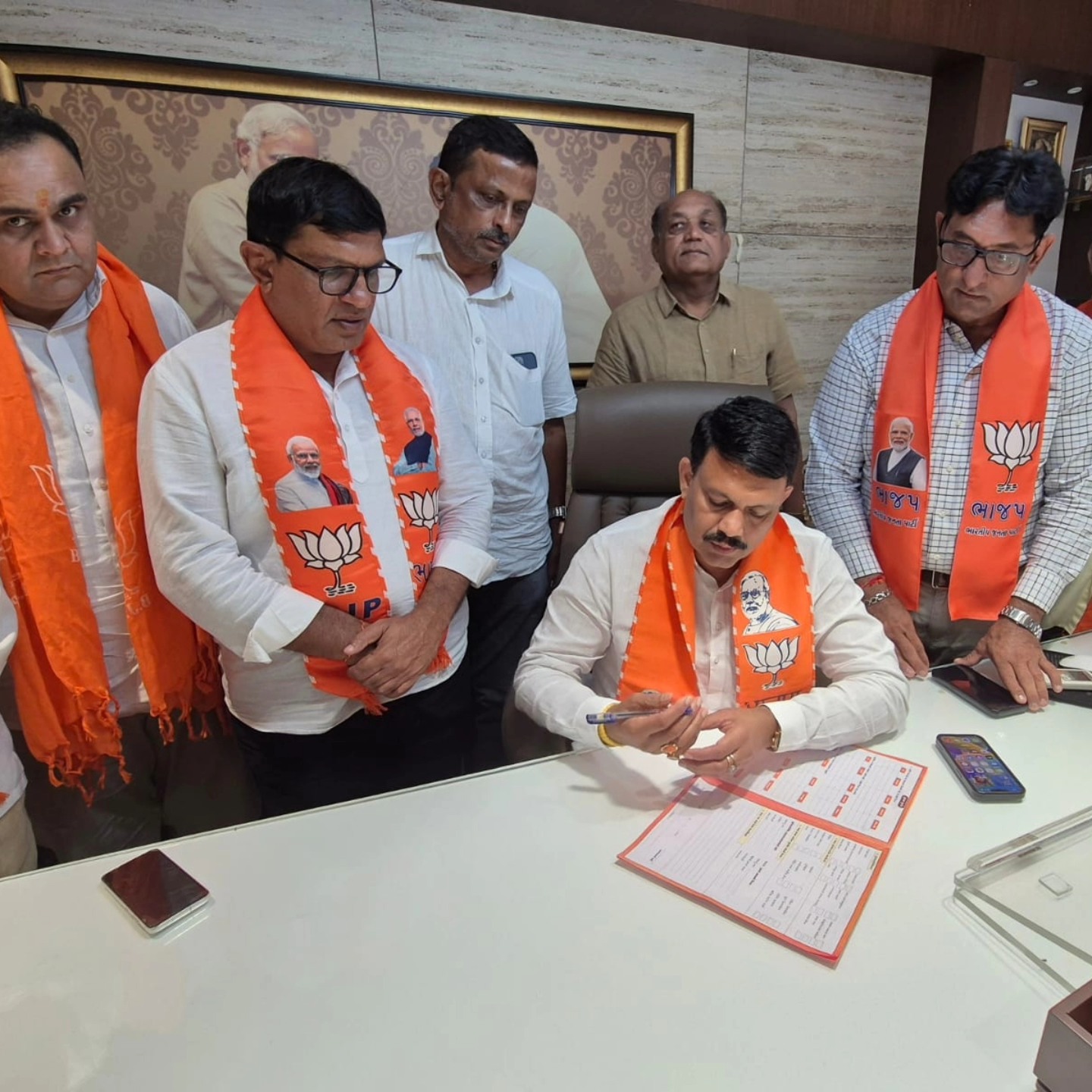 તા.૨૧-૧૦-૨૦૨૪ ના રોજ સુરત જીલ્લા ભારતીય જનતા પાર્ટી દ્વારા સક્રિય સદસ્યતા અભિયાન-૨૦૨૪ અંતર્ગત આજ રોજ ૧૫૯-માંગરોળ વિધાનસભાના ધારાસભ્ય તેમજ ગુજરાત સરકારના પૂર્વ કેબિનેટ મંત્રી આદરણીય શ્રી ગણપતસિંહ વસાવાજીને ભારતીય જનતા પાર્ટીના ૬ વર્ષ માટે સક્રિય સભ્ય બનાવવામાં આવ્યા.